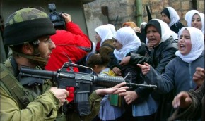 La Resistencia palestina libera 477 prisioneros en la primera etapa del intercambio