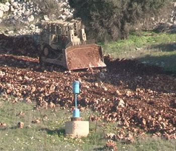 Una obra de inmunizaci&oacuten y establecimiento de alambre de p&uacuteas cerca de la l&iacutenea azul