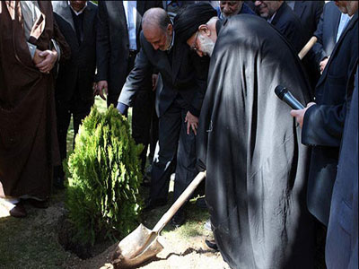 Khaminei plant&oacute dos &aacuterboles en la semana de los recursos naturales y de forestaci&oacuten
