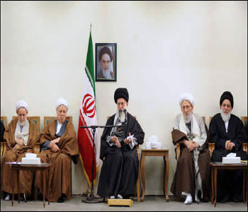 Khaminei recibiendo los miembros del Consejo de Expertos del Liderazgo Iran&iacute