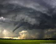 Potentes tornados azotan Estados Unidos
