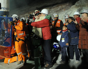 Rescatan vivos a los nueve mineros atrapados en un socav&oacuten en Per&uacute