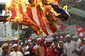 Miles de personas queman banderas de EE.UU. en Bangladesh