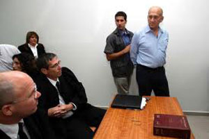 Un tribunal israelí condena a Olmert a un año de cárcel