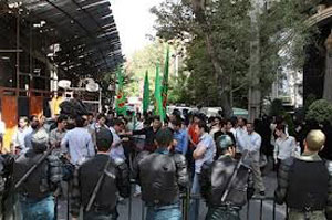 Estudiantes iraníes se manifiestan ante la Embajada francesa