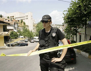 Un muerto y 8 heridos en un atentado suicida contra una comisar&iacutea de Estambul