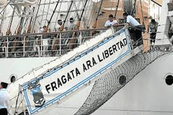 Llega a Buenos Aires la tripulación de la fragata argentina retenida en Ghana