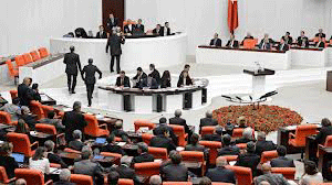 El Parlamento turco aprueba operaciones militares en el exterior