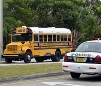 Una ni&ntildea muere tiroteada por otro compa&ntildeero en un autob&uacutes escolar en EEUU