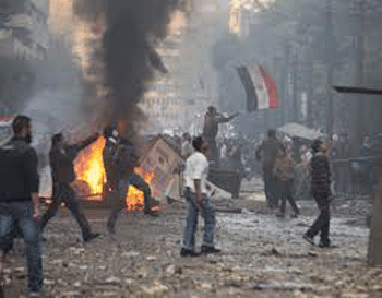 Enfrentamientos entre manifestantes y policía en El Cairo