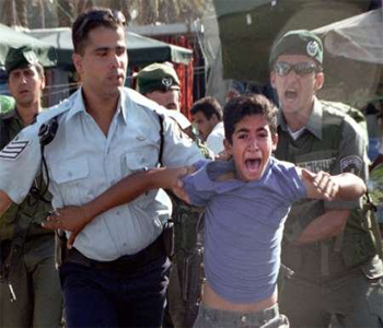 Prisioneras palestinas paren encadenadas