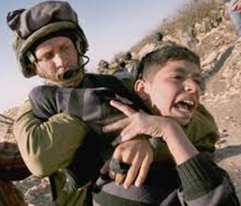 Fuerzas israel&iacutees atacan con violencia a manifestantes palestinos