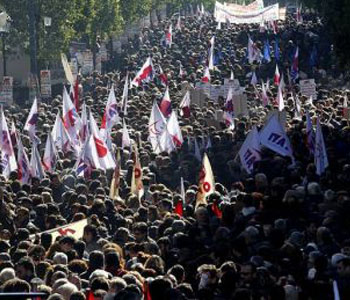 Griegos marchan al Parlamento en medio de huelga contra austeridad