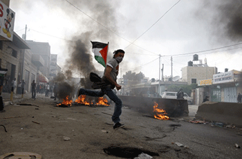 Miles de prisioneros palestinos inician una huelga de hambre