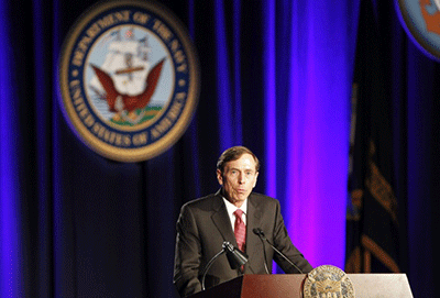 Petraeus pide perdón por su relación extramatrimonial