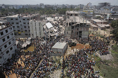 Centenar de muertos en el derrumbe de un edificio en Bangladesh
