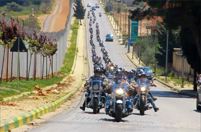 Un grupo de motociclistas desafían al enemigo israelí