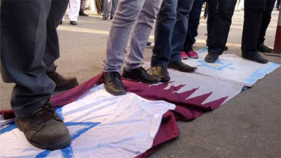 Egipcios queman banderas de Qatar e “Israel”