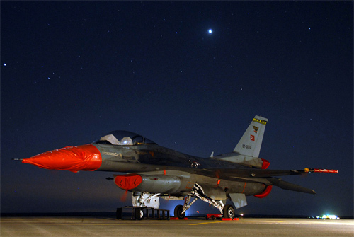 Un avión F-16 turco se estrella cerca de la frontera siria