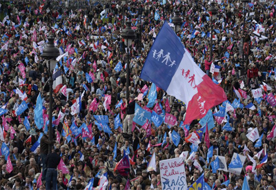 Decenas heridos y cientos detenidos tras protesta en París