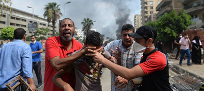Desalojo de las plazas en El Cairo a “fuego vivo”