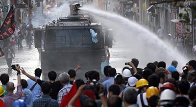 La Policía carga de nuevo contra los manifestantes en Estambul