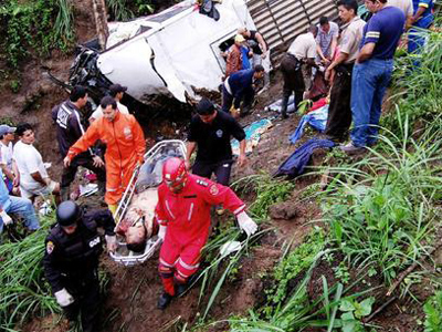 30 muertos por caída de autobús a un abismo en Perú