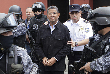Expresidente salvadoreño trasladado a prisión