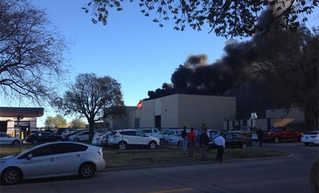 Un avión se choca contra un edificio en Kansas, EEUU