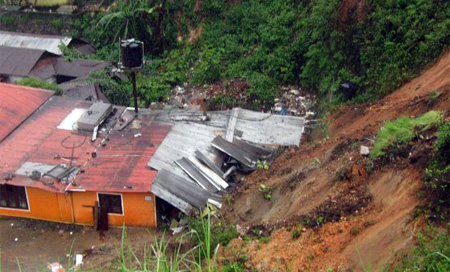 Más de 150 muertos en un alud de tierra en Sri Lanka