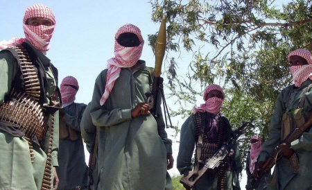 La milicia Al-Shabab secuestra autobús y mata a 28 personas en Kenia