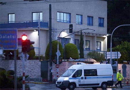Abren fuego contra la embajada de la entidad sionista en Grecia
