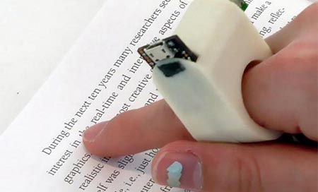 Anillo parlante que traduce en audio todo lo que el dedo señala 