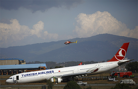Un avión varado en la pista bloquea el aeropuerto en Nepal