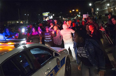 Dos agentes de policía heridos por disparos en Ferguson