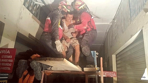 Continúan las labores de rescate en Ecuador