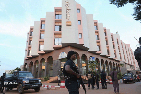 El ejército burkinés recupera el hotel asaltado por Al Qaeda