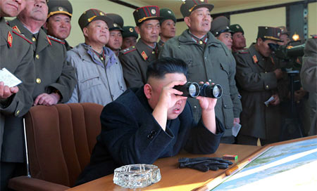 Kim Jong-Un observa las pruebas de un nuevo arma antitanque