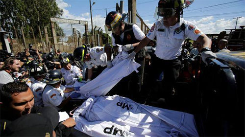 Trece presos muertos en un sangriento motín en una prisión de Guatemala