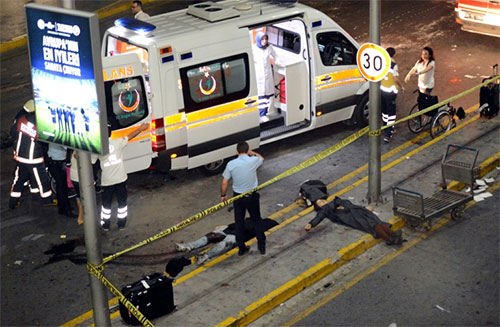Un atentado suicida deja 36 muertos en el aeropuerto de Estambul