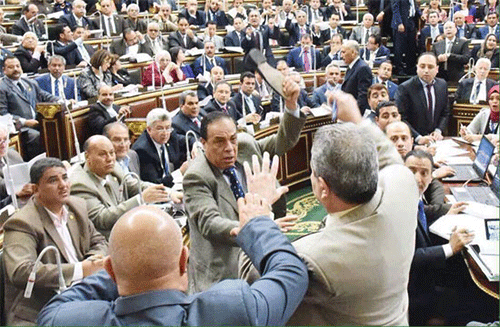 El parlamentario suspendido nueve meses por un zapatazo