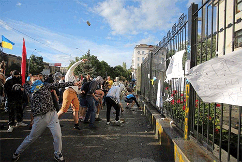 Manifestantes radicales atacan la embajada de Rusia en Kiev