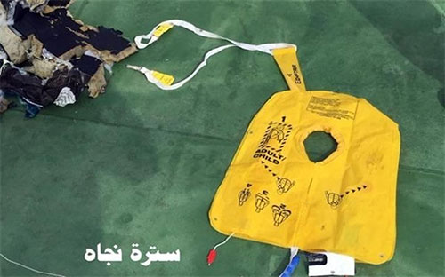 Las primeras imágenes de los restos recuperados del avión de EgyptAir