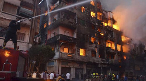 Un incendio se extiende a un mercadillo en el centro de El Cairo

