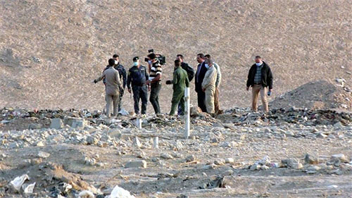 Fuerzas iraquíes investigan una fosa común con 100 cadáveres
