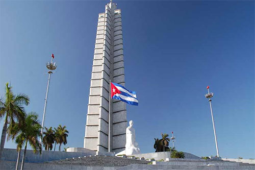 Cubanos rinden homenaje póstumo a Fidel Castro