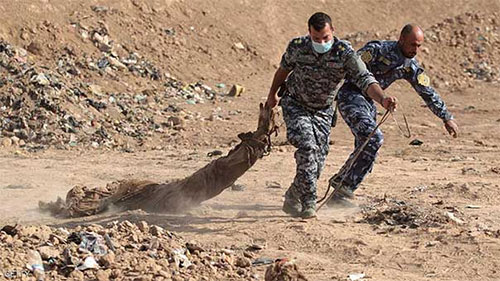 El descubrimiento de una fosa común revela cruel matanza de Daesh