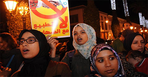 Manifestantes queman la bandera israelí en Marruecos