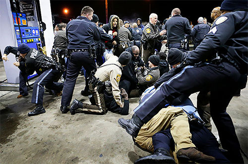 Intentan calmar la furia de la comunidad negra en Estados Unidos