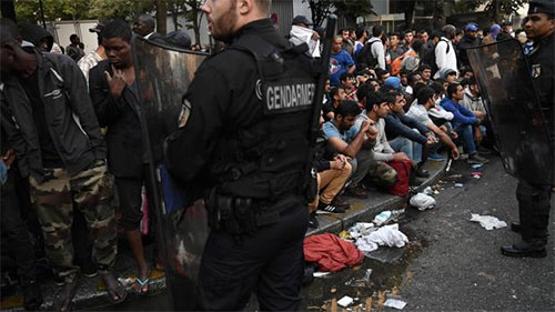 Evacúan a un campamento de migrantes en París, por segunda vez